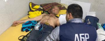 Морили голодом, били та знущалися: ДБР затримало двох співробітників військомату (відео)
