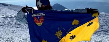 «Це наш перший місцевий рекорд!»: мешканка Арцизької громади розгорнула прапор рідного міста на горі Арарат