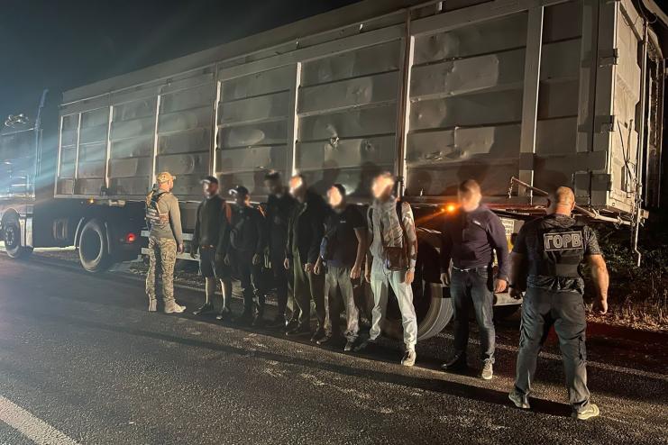  «Перевізники» з Болградщини намагалися перевезти 6 ухилянтів у вантажівці