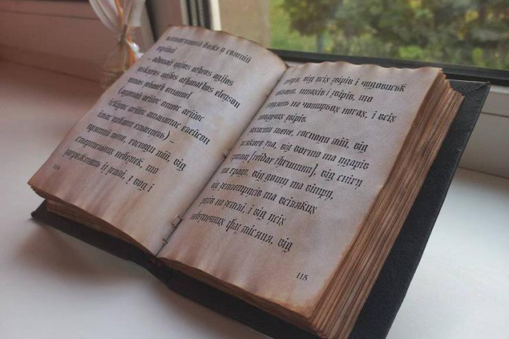 Кошти підуть на ЗСУ: майстер-книгар з Одещини продає унікальну книгу ручної роботи