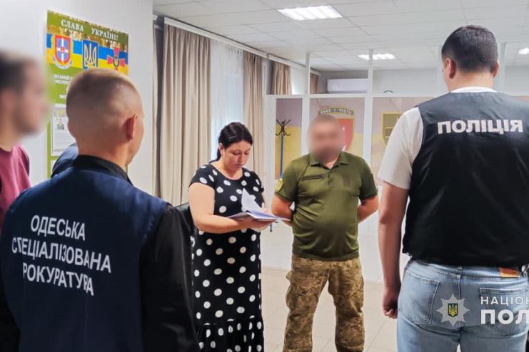 10 тисяч доларів за звільнення зі служби: на Одещині  викрили на хабарництві співробітника військкомату