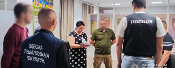 10 тисяч доларів за звільнення зі служби: на Одещині  викрили на хабарництві співробітника військкомату