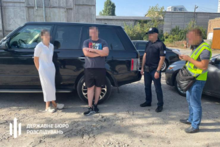 ДБР викрило подружжя, яке продавало військовим безплатно отримані за кордоном автівки