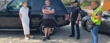 ДБР викрило подружжя, яке продавало військовим безплатно отримані за кордоном автівки