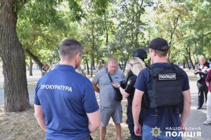 Обвинувачуваний у серії розбійних нападів та бандитизмі 42-річний чоловік, за гроші переправляв чоловіків за кордон