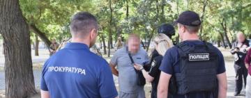 Обвинувачуваний у серії розбійних нападів та бандитизмі 42-річний чоловік, за гроші переправляв чоловіків за кордон