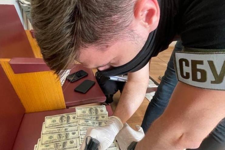 Вимагав щомісячну данину у 240 тис грн: в Ізмаїльському районі на хабарництві викрито керівника держрибагенства