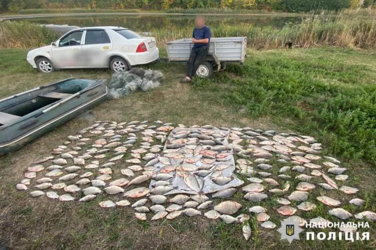 Браконьєрське знаряддя та майже 70 кілограмів риби вилучили поліцейські у двох 35-річних жителів Подільського району