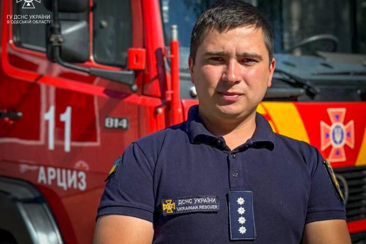«Було страшно. Але ми мали продовжувати …»: арцизький рятувальник розповів, як гасили масштабну  пожежу після атаки росіян 