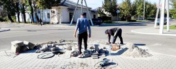 В Кілії за кошти водія, який вантажівкою зруйнував пішохідну зону, ремонтують тротуар