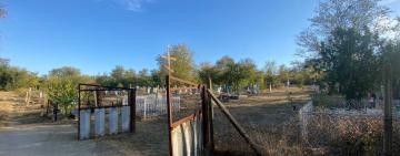  «Мірило цивілізованості»: комунальники навели лад на цвинтарі у Глинці