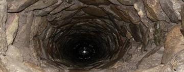 На Одещині дворічна дівчинка впала в колодязь, її присипало камінням