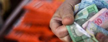 В Одесі затримали співробітницю пошти, яка підробляла підписи мертвих людей та отримувала  пенсію