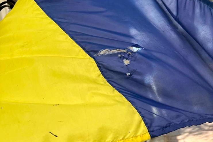 В Одесі нетверезий молодик порвав прапор України