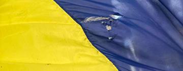 В Одесі нетверезий молодик порвав прапор України