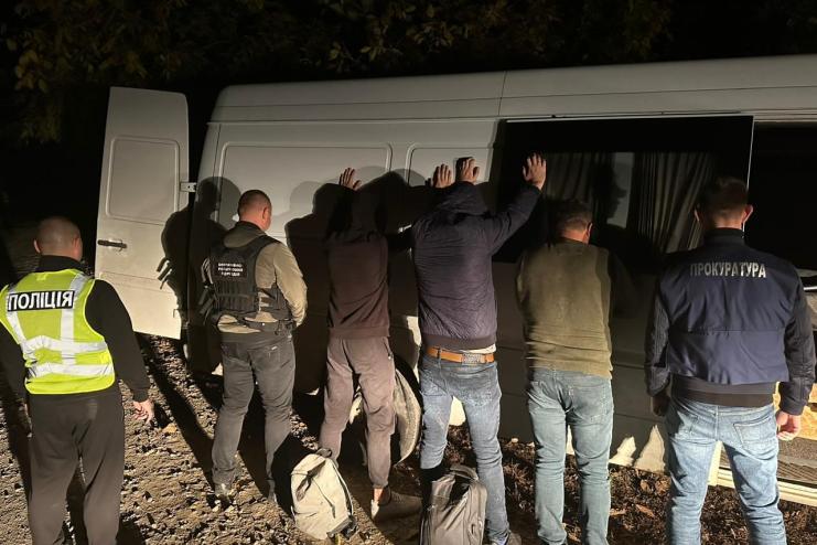 Прикордонники затримали депутата-таксиста, який переправляв військовозобов’язаних чоловіків за кордон (відео)