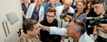 Пластичні хірурги із Канади та США безкоштовно провели операції на обличчі для 30 українців