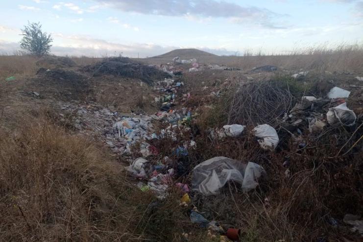 В Арцизі горе-мешканці влаштували сміттєзвалище біля кургану – історичного насліддя громади