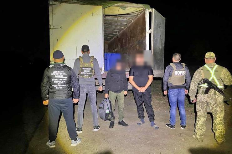 30-річний мешканець Одещини намагався потрапити за кордон у причепі фури (відео)