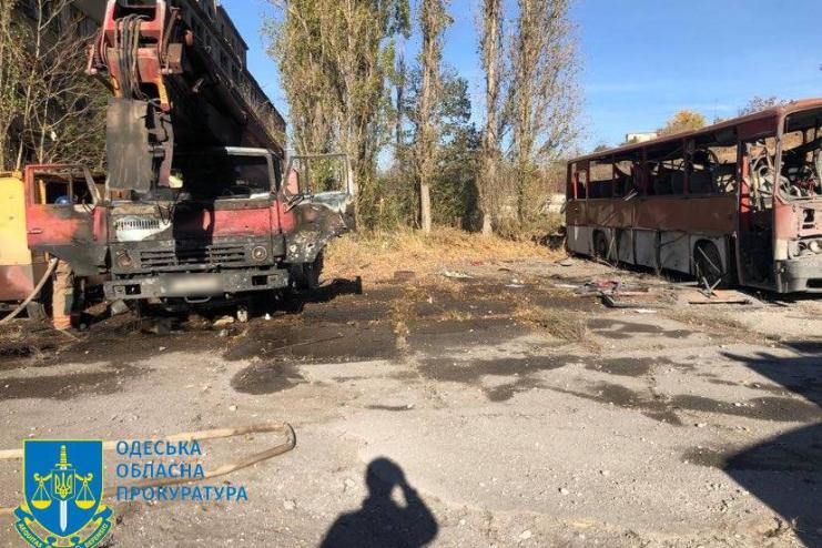 Ворог сьогодні поцілив по судноремонтному заводу Одещини: є постраждалі (фото)