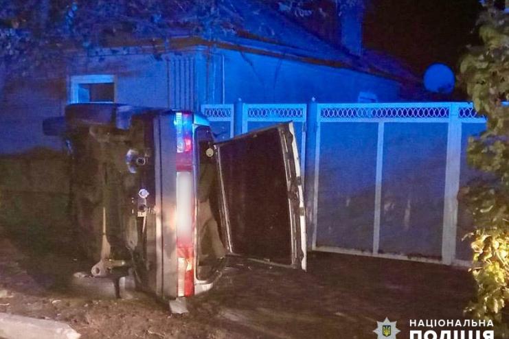В’їхав у придорожній стовб та будинок: поліцейські розслідують обставини смертельної ДТП на Одещині
