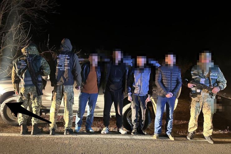 Спочатку в Арциз, а потім – з України: затримано групу порушників кордону з перевізниками