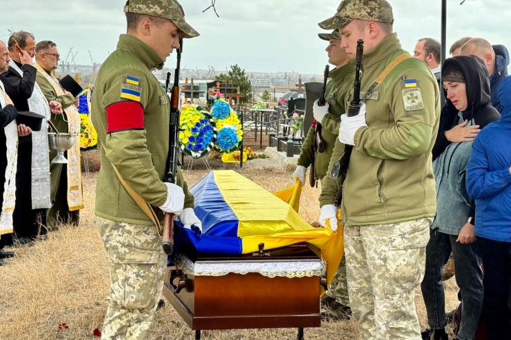 На Одещині в останню путь провели прикордонника, який героїчно боронив Україну від ворога