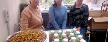 Працівники лікарні на Одещині виготовляють енергетичні смаколики для ЗСУ