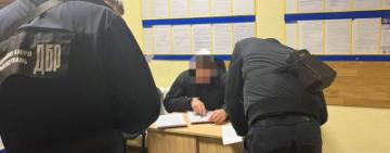 В Одесі військові та правоохоронці силоміць натягли кайданки і заштовхали в авто чоловіка: ДБР проводить розслідування