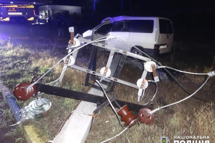 На Одещині мікроавтобус врізався у залізобетонну опору — водій загинув