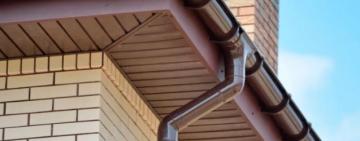 Діло – труба: на Одещині чоловік застряг на водостічній трубі