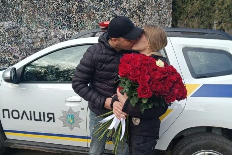 У Татарбунарах рятувальник зробив сюрприз-освідчення коханій поліцейській