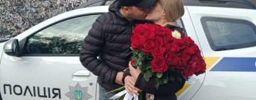 У Татарбунарах рятувальник зробив сюрприз-освідчення коханій поліцейській