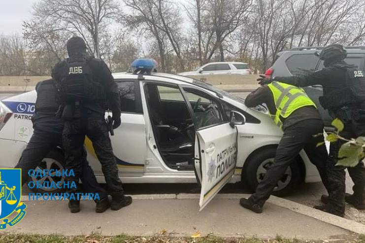 Двоє патрульних безпідставно звинувачували водія у вживанні наркотиків і вимагали хабар