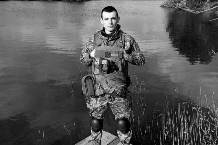 На щиті, але в пам’яті назавжди: на Одещині попрощались із загиблим на війні Віталієм Сирбу