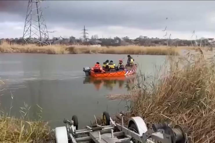 На Одещині енергетики пересіли на човен, аби повернути жителям світло