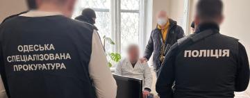 На Одещині затримано лікаря, який за 5 500 доларів США виготовляв фіктивні документи для звільнення зі служби