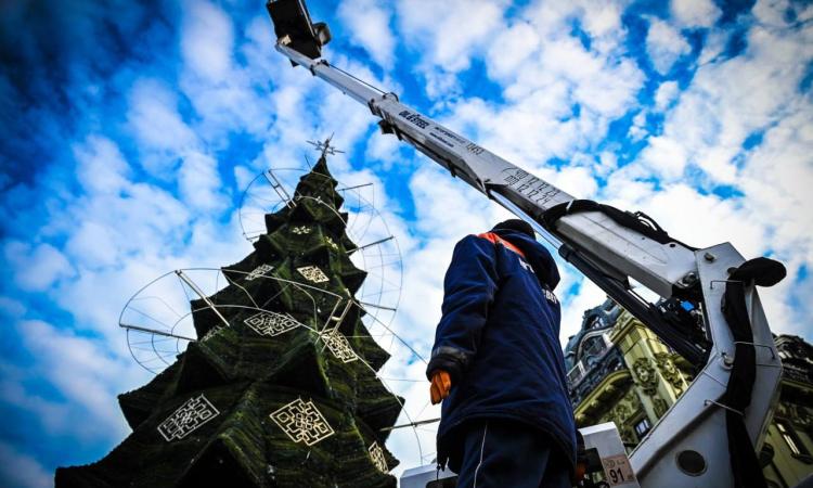 В Одесі встановили новорічну ялинку 