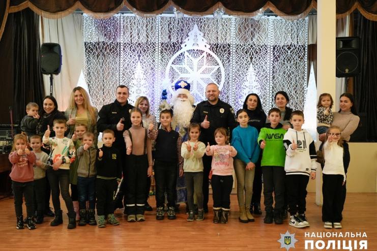 День святого Миколая: поліцейські Одещини привітали дітей своїх колег, які загинули або були поранені