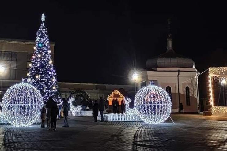 Ялинка буде, святкування – ні: в центрі Кілії встановлюють новорічне дерево