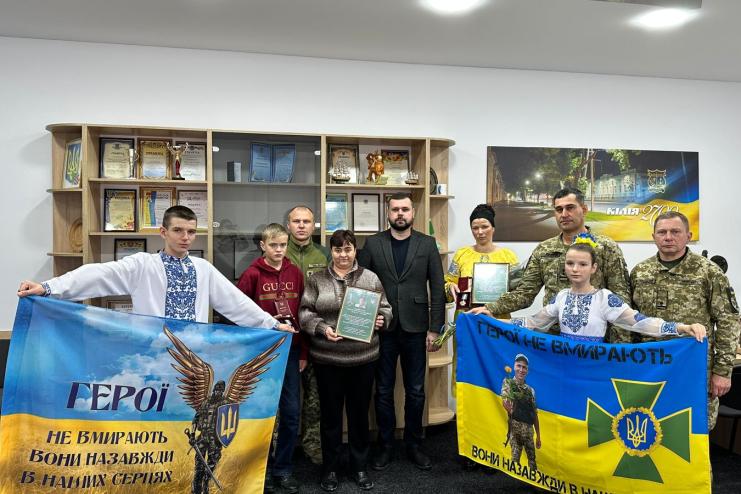 Обидва Героя до кінця стояли за оборону Бахмута: на Одещині сім’ям прикордонників вручили посмертні нагороди  