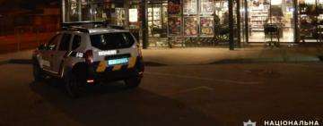 Вдарив відвідувача супермаркету ножем у живіт: в Одесі поліцейські «по гарячих слідах» затримали зловмисника