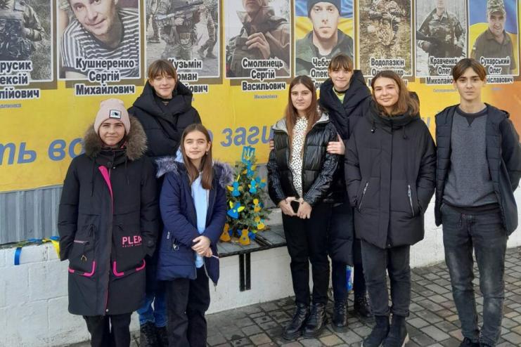 В Сараті біля стіни Пам’яті встановили символічну ялинку