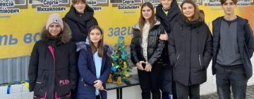 В Сараті біля стіни Пам’яті встановили символічну ялинку