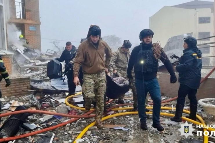 «Щоб дотягнутися до потерпілих і врятувати їх, нам довелося доточувати драбину з людей», - поліцейський з Одещини Артем Грушко