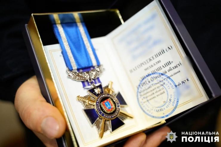 Відзначили спецпризначенців, які одні із перших кинулися на порятунок жителів ушкодженої ворожою ракетою багатоповерхівки в Одесі