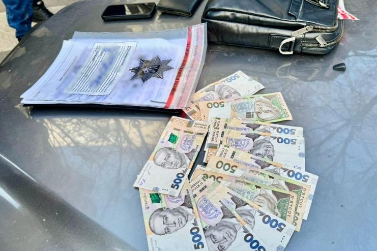За 8000 гривень обіцяв «закрити очі» на стихійну торгівлю: на Одещині затримано посадовця