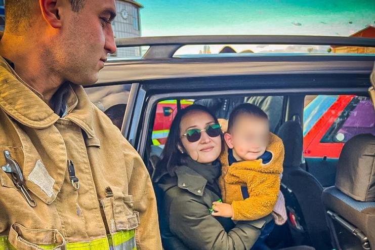 На Одещині рятувальники визволили дитину з автівки