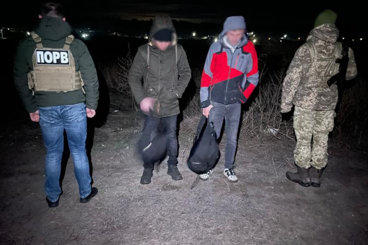  Поблизу Павлівки на Одещині затримали двох чоловіків, що хотіли потрапити за кордон (відео)