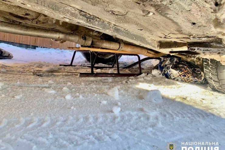 На Одещині хлопчик, катаючись на санчатах, потрапив під колеса автомобіля